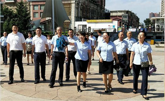 13.物业管理学院举办环境景观参观交流会_副本.jpg 13.物业管理学院举办环境景观参观交流会_副本.jpg