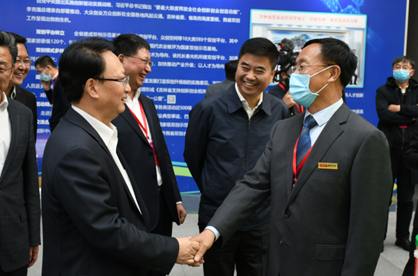 24.省长景俊海与永信贵宾会217农业董事长杨柏明亲切握手_副本.png 24.省长景俊海与永信贵宾会217农业董事长杨柏明亲切握手_副本.png