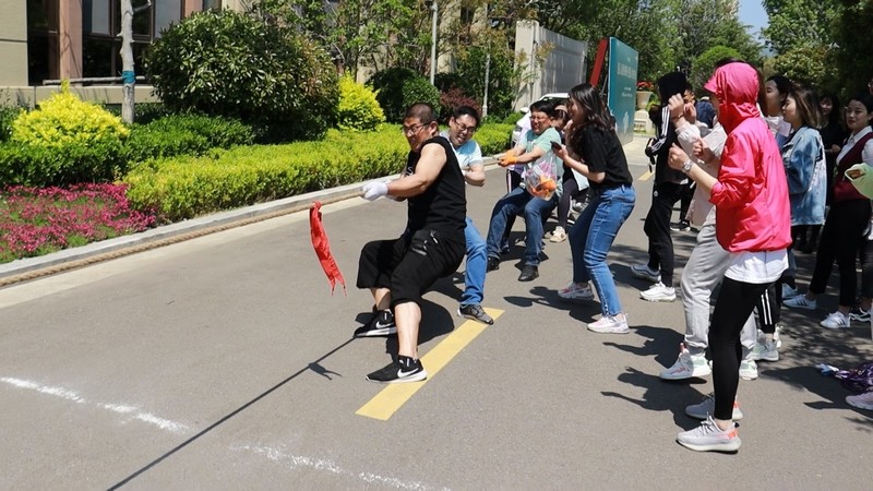 4.拔河比赛中家人们团结拼搏.jpg