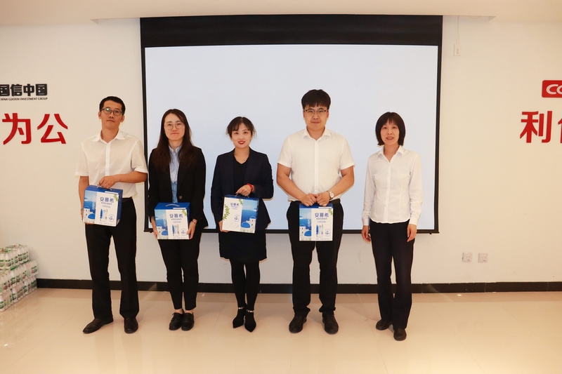 6.为成绩优异的家人颁发奖品.jpg